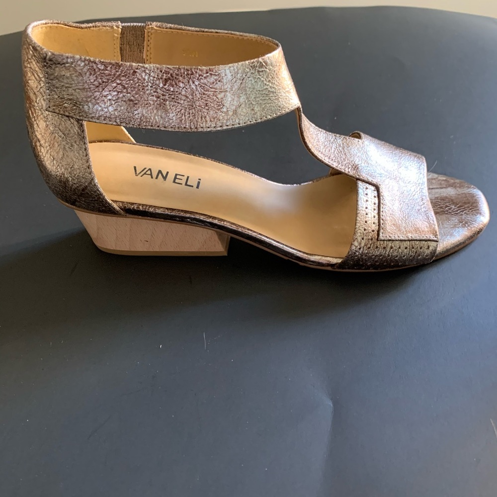 Vaneli T-Strap Sandle , SZ 81/2M Gold and bronze